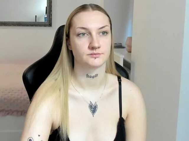 AlexaKisses from BongaCams