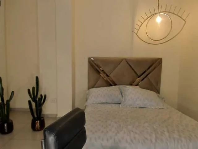 Explore CarolineEvans, she wants to masturbate for you CarolineEvans from BongaCams