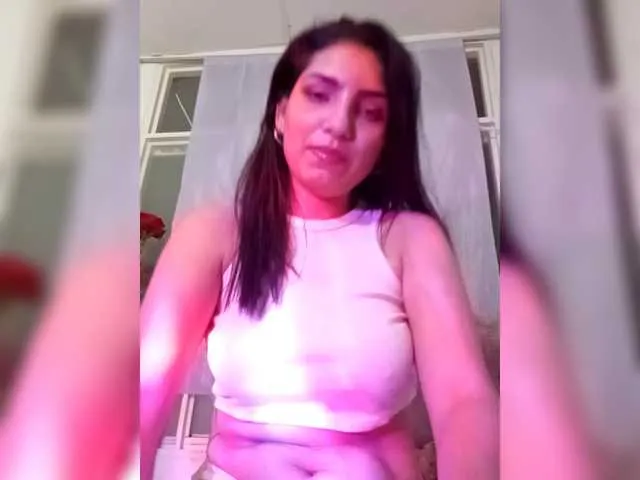 Appealing CaroLunahot gets au naturel and masturbate while being stared at CaroLunahot from BongaCams