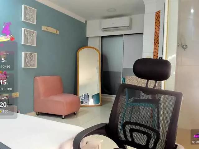 Masturbate to amazing performer Charlotte-xoxo Charlotte-xoxo from BongaCams