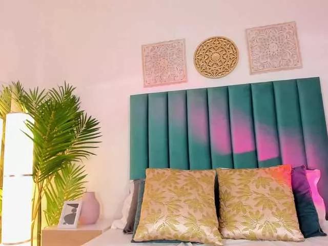 Discover EmaaTaylor, she wants to masturbate for you EmaaTaylor from BongaCams