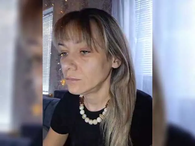 krisred from BongaCams