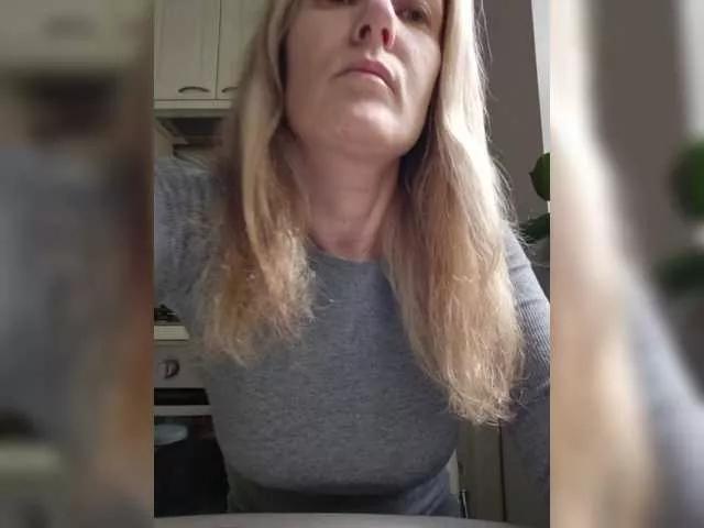 Admire naked camwhore Kykyshe4ka kykyshe4ka from BongaCams