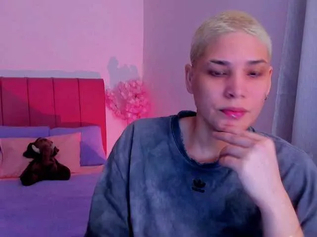 LauraR from BongaCams