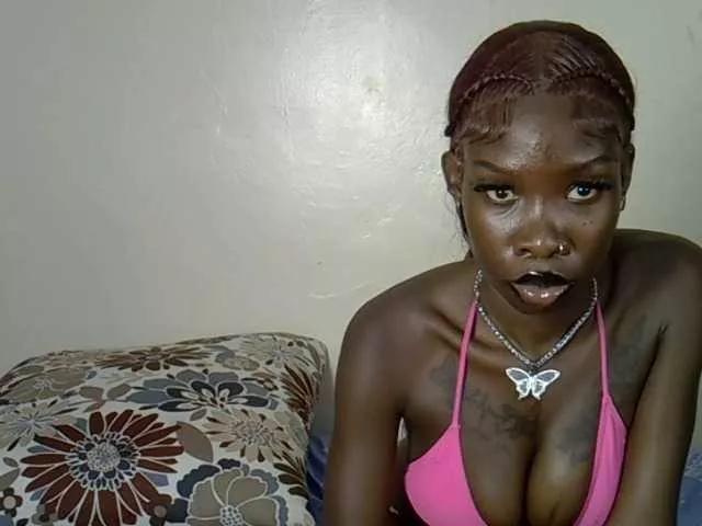 Explore gorgeous camslut Petitelunar Petitelunar from BongaCams