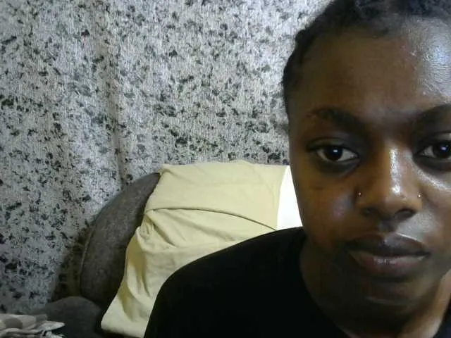 Petitequeenz from BongaCams