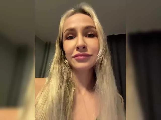 Sweet QueenKing wants you to fuck their body now QueenKing from BongaCams