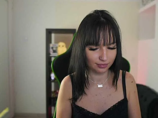 Shiningstarnew18 from BongaCams