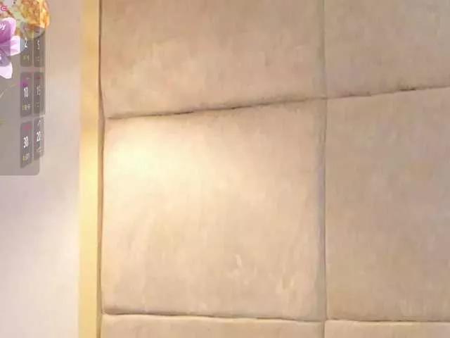 Masturbate to naked camslut Violethilton violethilton from BongaCams