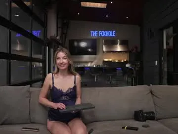 blondefoxsilverfox from Chaturbate