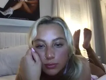 Bicurious hotness: Carinawestbrook gets undressed while caressing her coochie in public carinawestbrook from Chaturbate