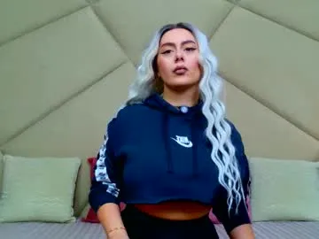 Unleash your urge with the naked Chaturbate slut - Chloevee chloevee from Chaturbate