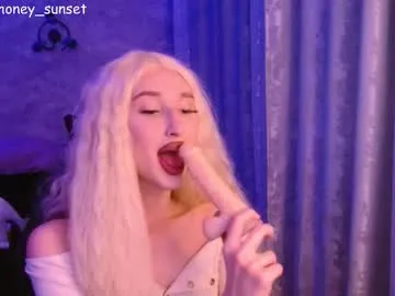 Appease your need with the slutty Chaturbate camwhore - Honey_sunset honey_sunset from Chaturbate