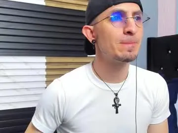 Bicurious beauty: Karlostrom gets butt-naked while stroking her minge on camera karlostrom from Chaturbate