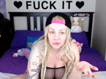 mackenziewolfe from Chaturbate