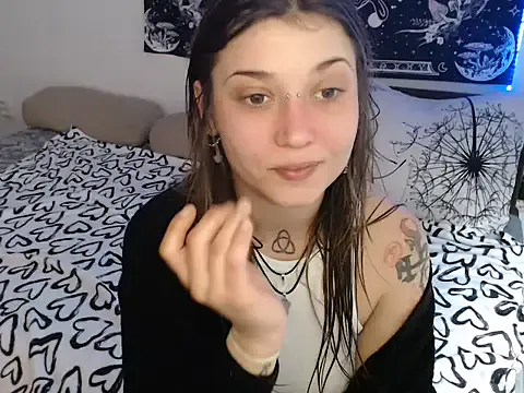 AlienforTwenty from StripChat