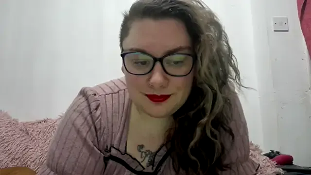 Bustycurves from StripChat