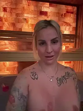 CoraDiamond from StripChat