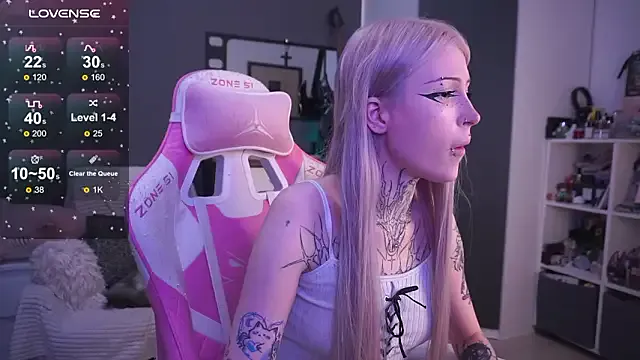 Bicurious sexiness: Fraulein_mooon gets au naturel while fondling her minge online fraulein_mooon from StripChat