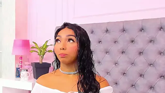 Bicurious wildness: HaileeRoberts gets uncovered while massaging her coochie onwebcam HaileeRoberts from StripChat