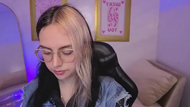 Hela_v from StripChat