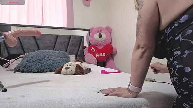 Explore naked camwhore Hotsamantamature Hotsamantamature from StripChat