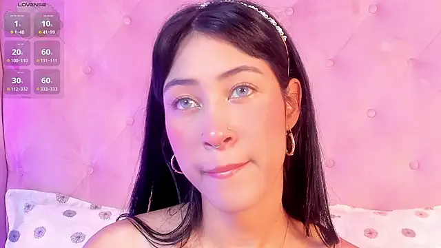 Curious Internett_sweetheart getting naked and peaking with her favorite toys internett_sweetheart from StripChat