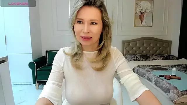 Sexy Jolie_Ozolla wants you to fuck her body now Jolie_Ozolla from StripChat