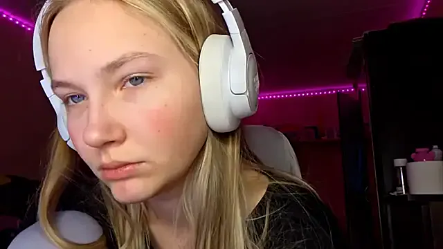 KarinRobertson from StripChat