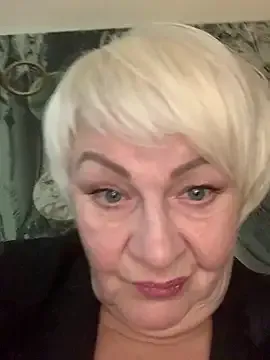 Laura_Millf from StripChat