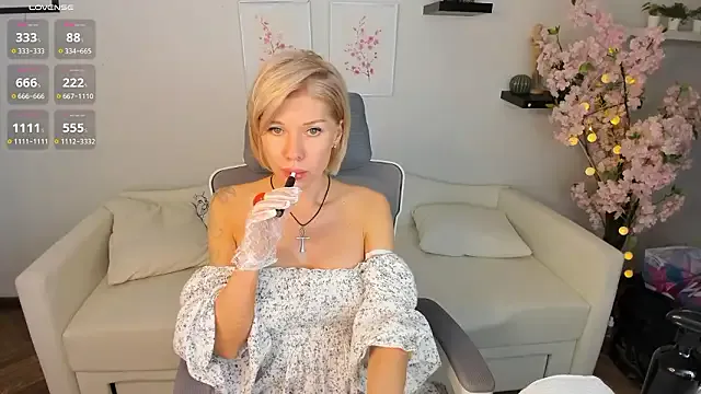 Lindsi_Luvviv from StripChat