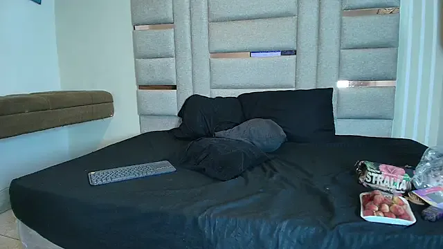 LittlePeach_ from StripChat