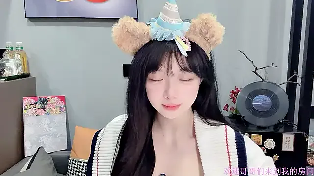 LovelyXiaoYi from StripChat