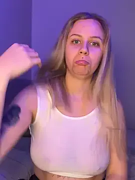 lunawolf21 from StripChat