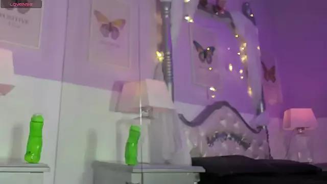 Admire 23 years old MiaCassel from StripChat MiaCassel from StripChat