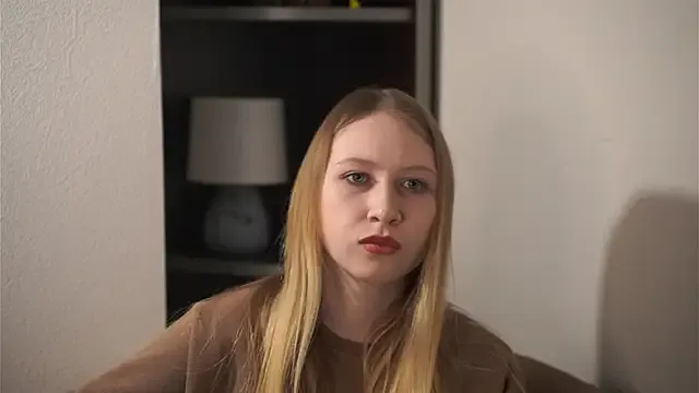 Bicurious beauty: MiHabeck gets naked while caressing her coochie on camera MiHabeck from StripChat