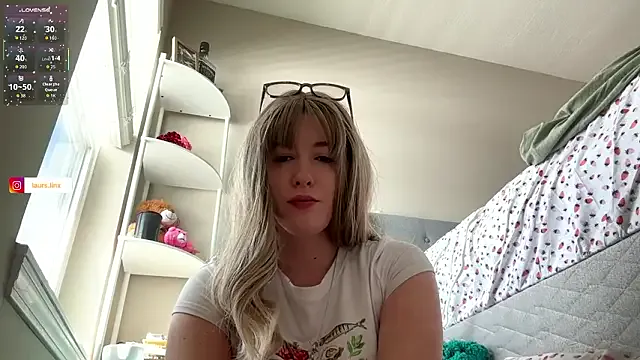 nextdoorlauren from StripChat