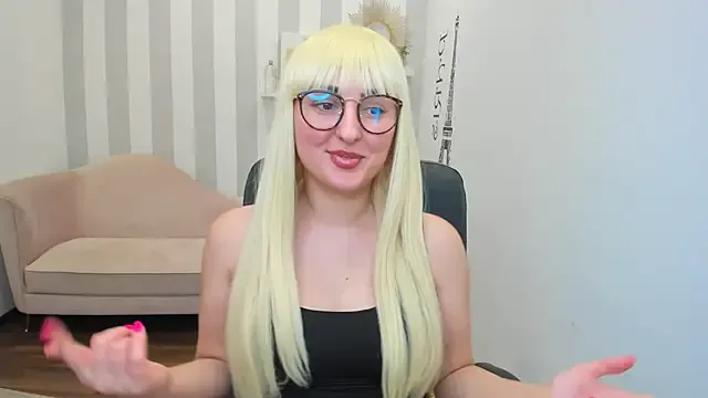 NoraSimons from StripChat