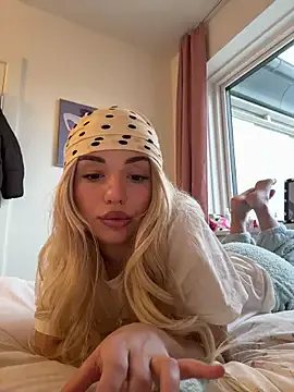 SilkyMira from StripChat