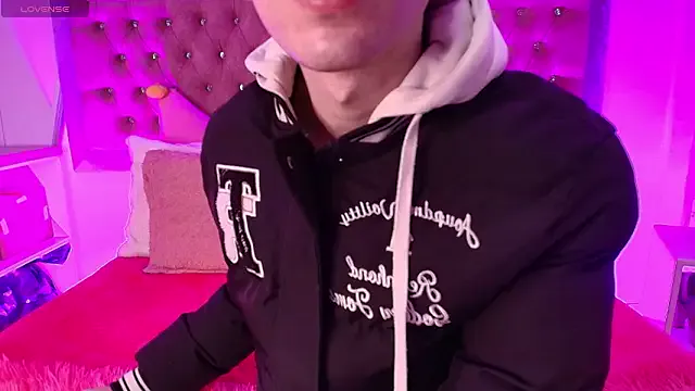 Bicurious beauty: Tayzon_Foxxx gets uncovered while fingering her punani on video Tayzon_Foxxx from StripChat