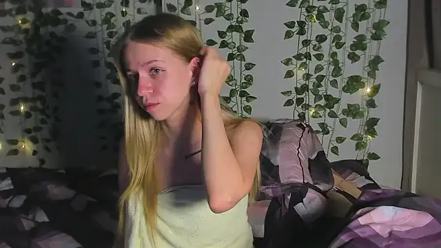 Bicurious hotness: Very_Cute_Girl gets uncovered while touching her clitoris on webcam Very_Cute_Girl from StripChat